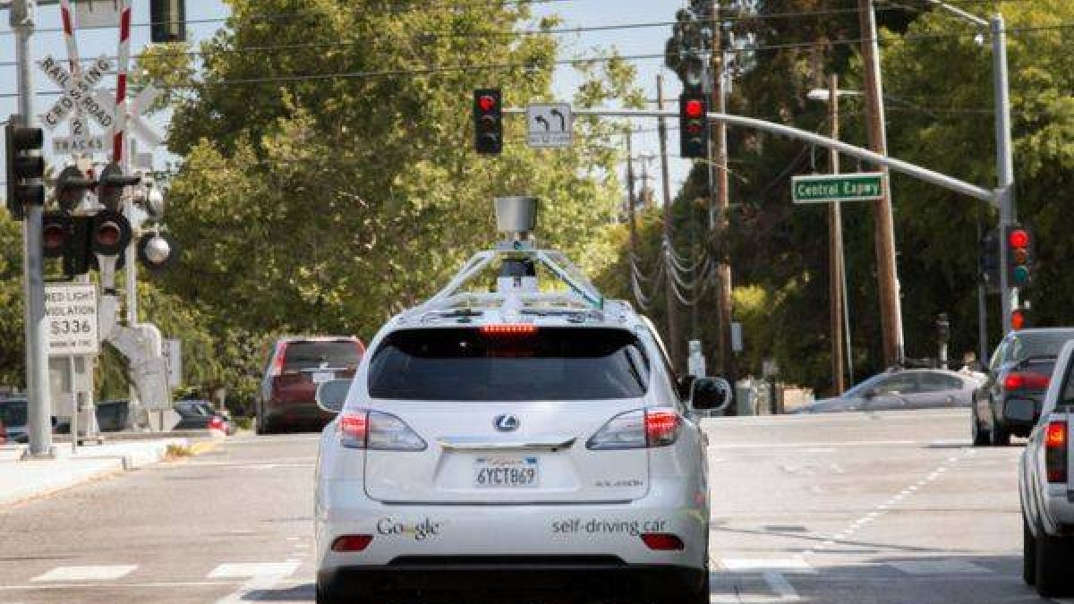 El coche sin conductor de Google circula por una calle de Mountain View, el pasado 23 de abril.