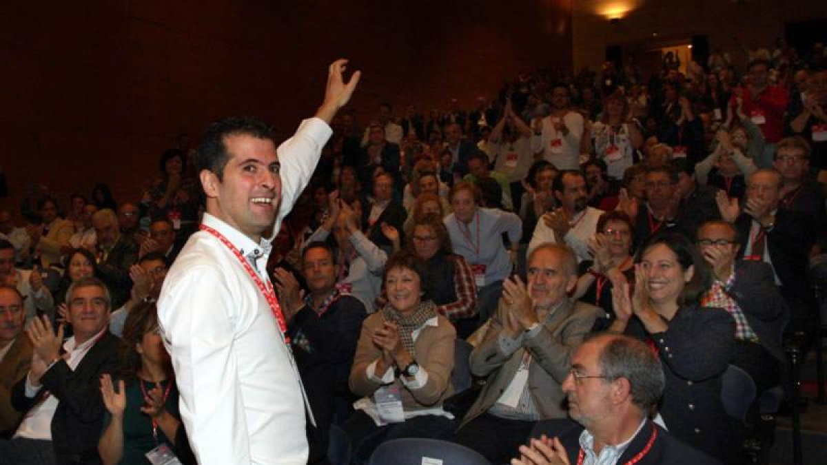 El nuevo secretario autonómico socialista, Luis Tudanca, saluda a los asistentes al Congreso Autonómico Extraordinario del PSOE.