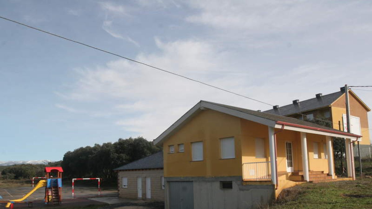 El centro polivalente de Cueto, con el consultorio médico que alberga el botiquín