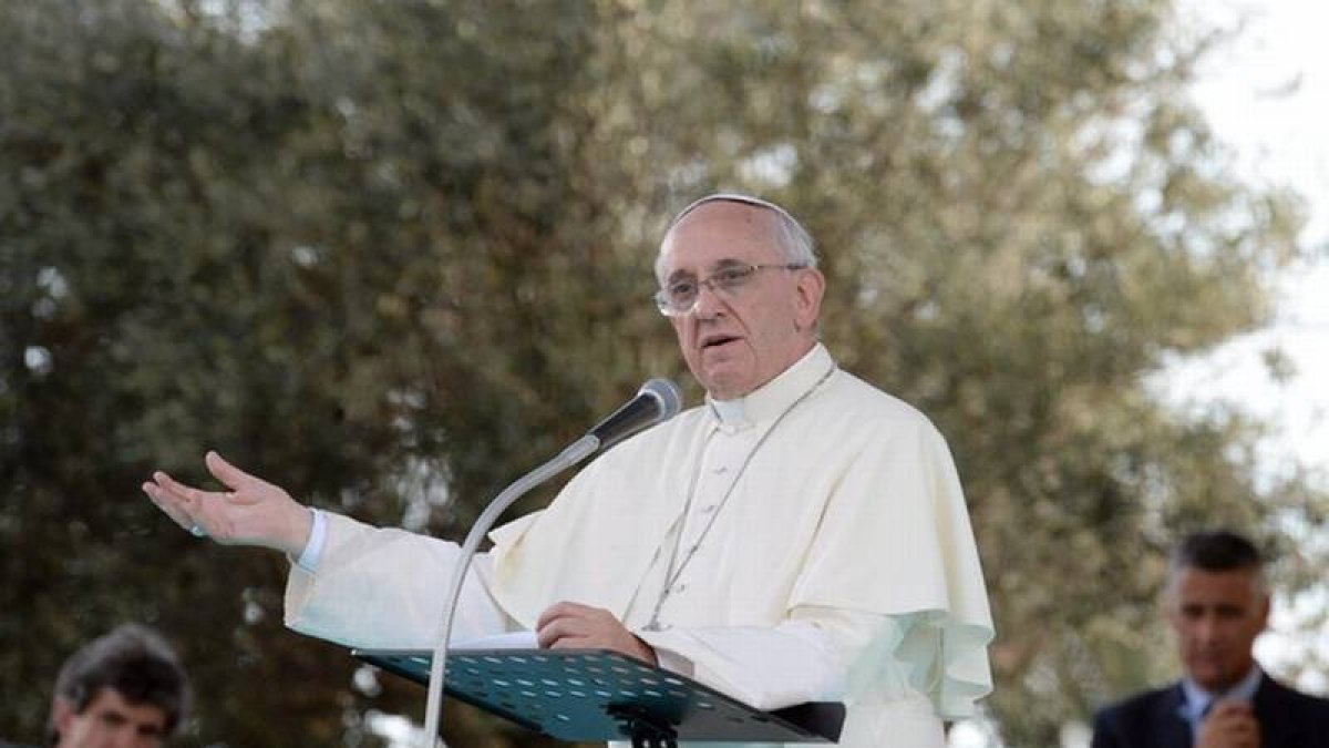 El papa Francisco, durante sus discurso, este domingo, en Cagliari (Cerdeña).