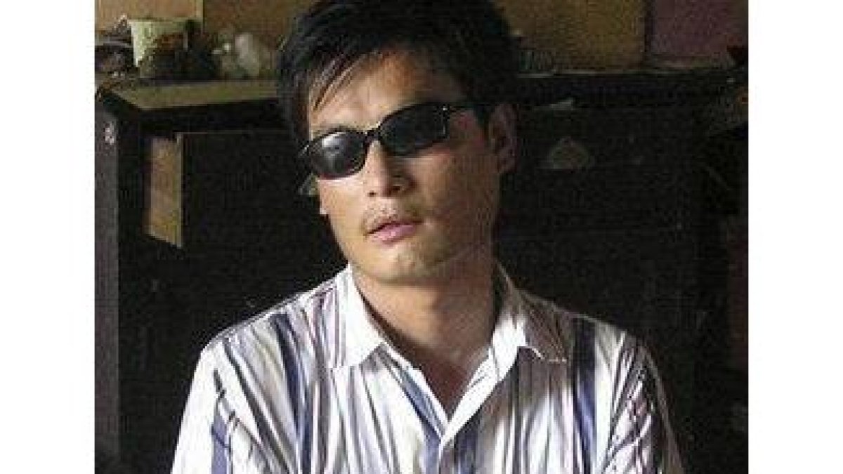El disidente chino ciego Chen Guangchengm en una foto de archivo, en su residencia en China.