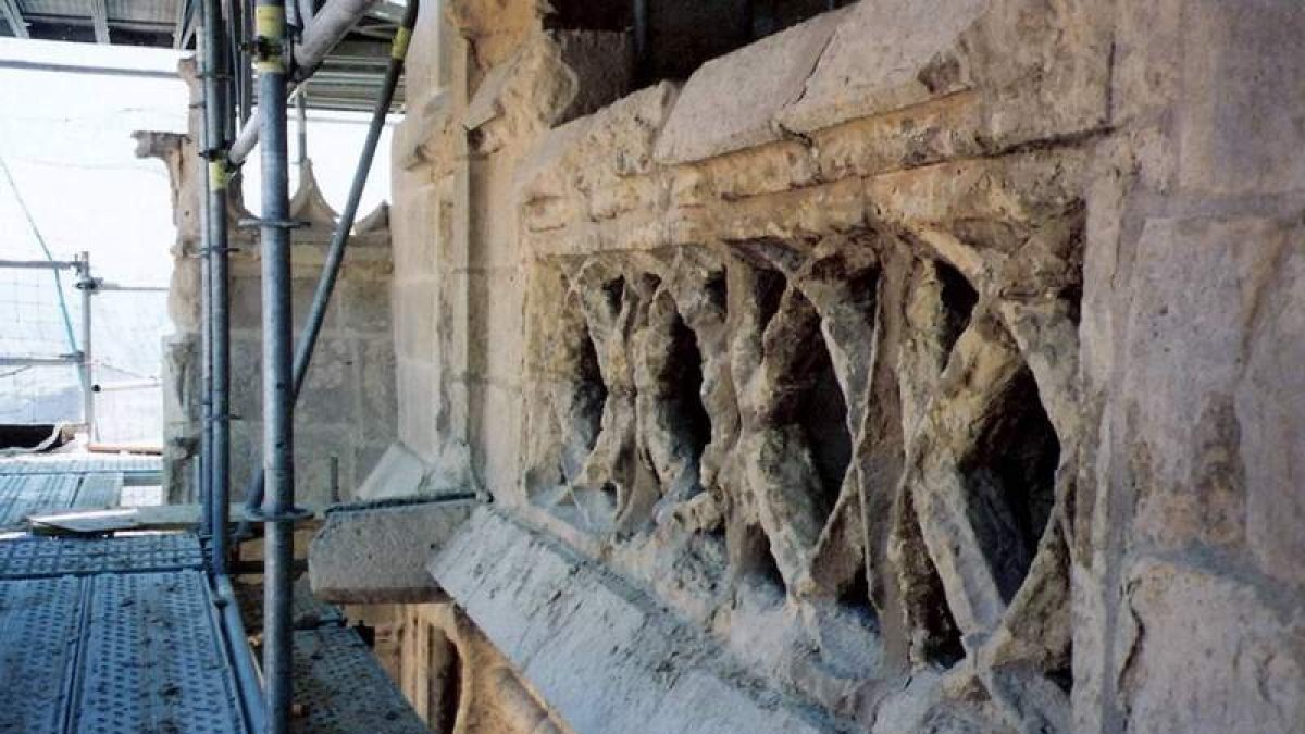 Las cresterías de la torre sur antes y después de la restauración de 1999.