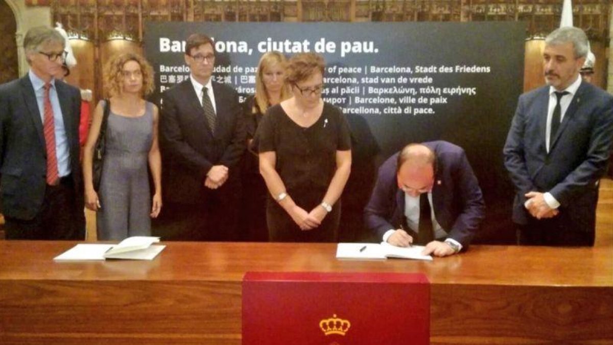 El secretario general del PSC, Miquel Iceta, firmando en el libro de condolencias.