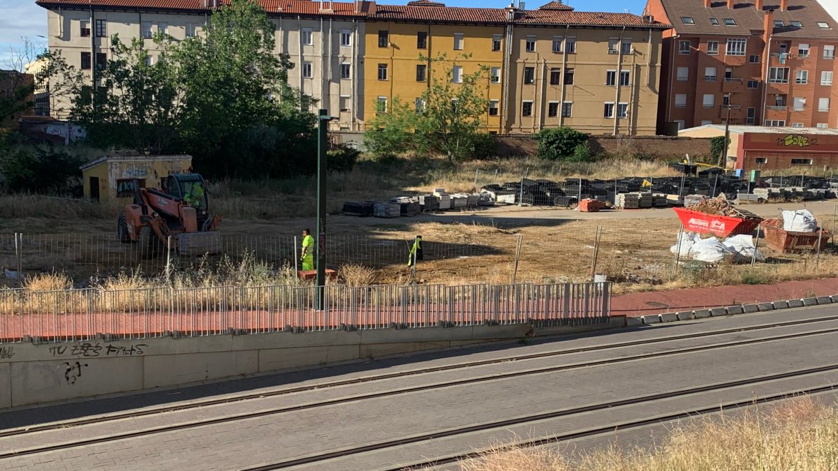 Los operarios terminaron esta mañana de recoger los materiales. DL