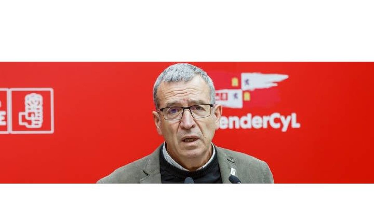 El secretario general para el Reto Demográfico, Francesc Boya, durante su intervención en el acto organizado por el PSOE de Segovia, este lunes. EFE PABLO MARTÍN