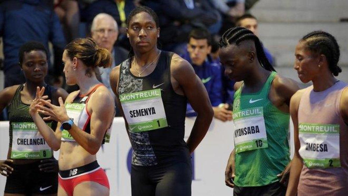 En el 2009, la atleta sudafricana Caster Semenya tuvo que someterse a un examen de verificación de sexo ya que sus niveles de testosterona eran más altos que los considerados normales para una mujer.