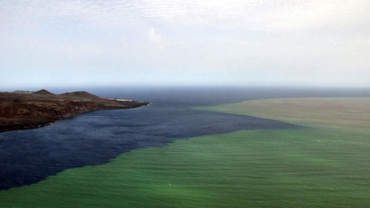 La mancha provocada por la erupción tiene una superficie mayor que la propia isla.