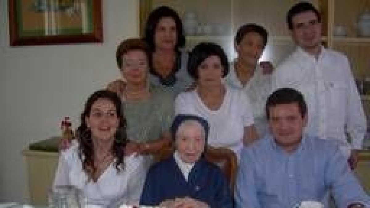 Sor Aurora, reunida junto a sus familiares con motivo de la celebración de sus cien años