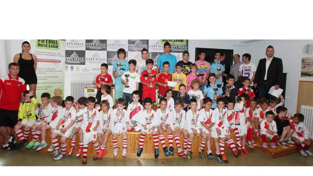 Los jugadores galardonados por Futbolbaseleon tras completar la temporada como ‘pichichis’ de sus equipos en las diferentes categorías del fútbol leonés.