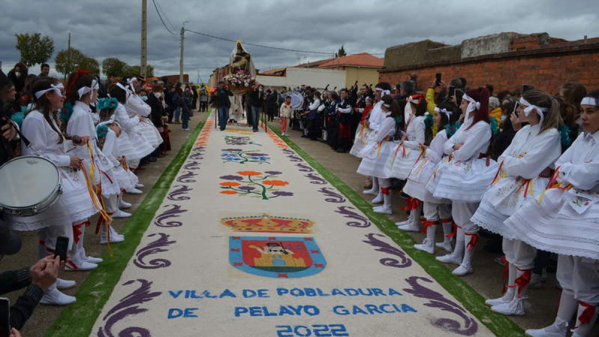 Imagen de la alfombra de arena de colores que solo pisa la Virgen al final de la procesión. MEDINA