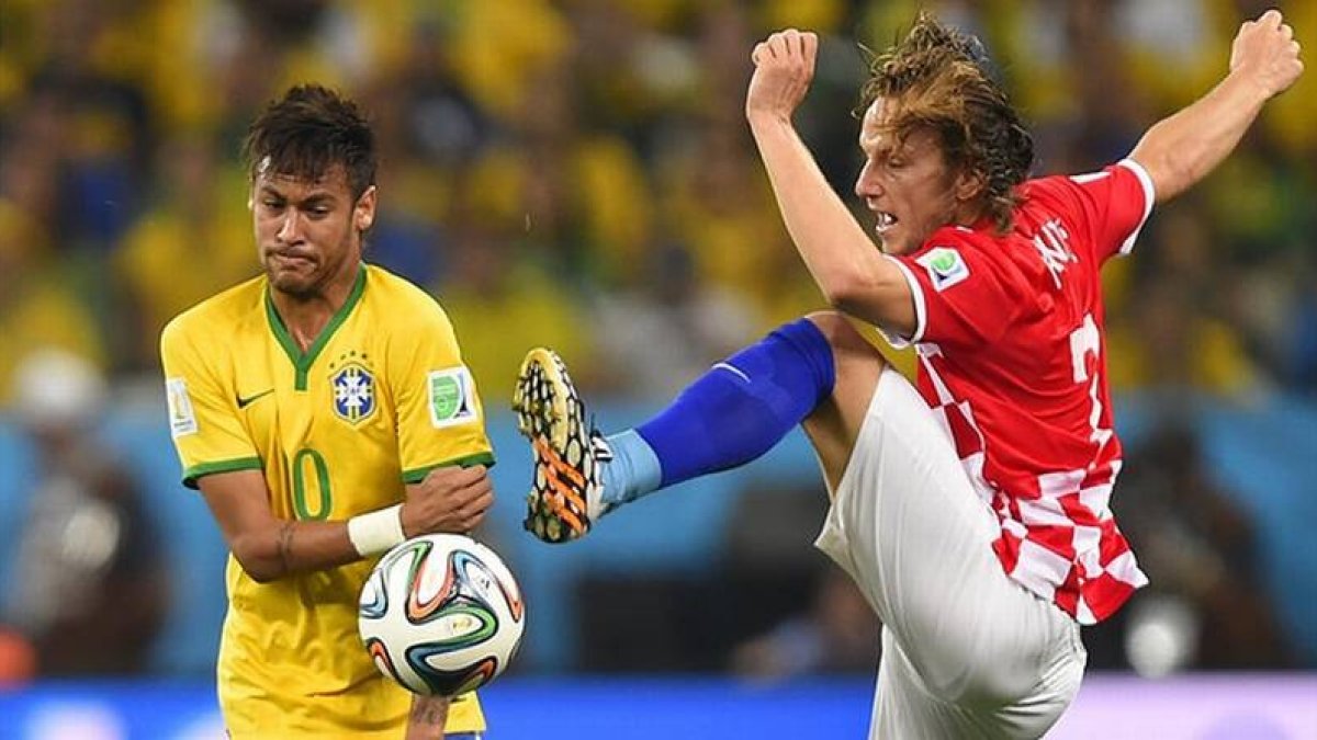 Neymar e Ivan Rakitic, en el partido inaugural del Mundial de Barsil, entre Brasil y Croacia.