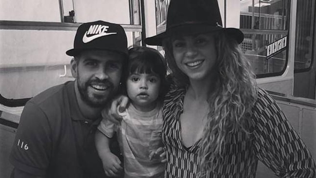 Piqué y Shakira flanquean a su hijo Milan durante su trayecto en el funicular del Tibidabo.