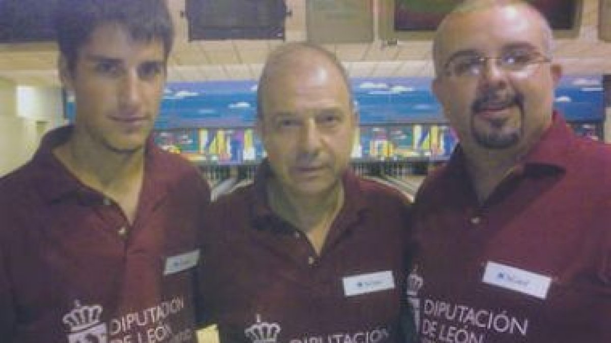 JM, Primitivo y Javi están firmando una actuación más que notable en las ligas de bowling.