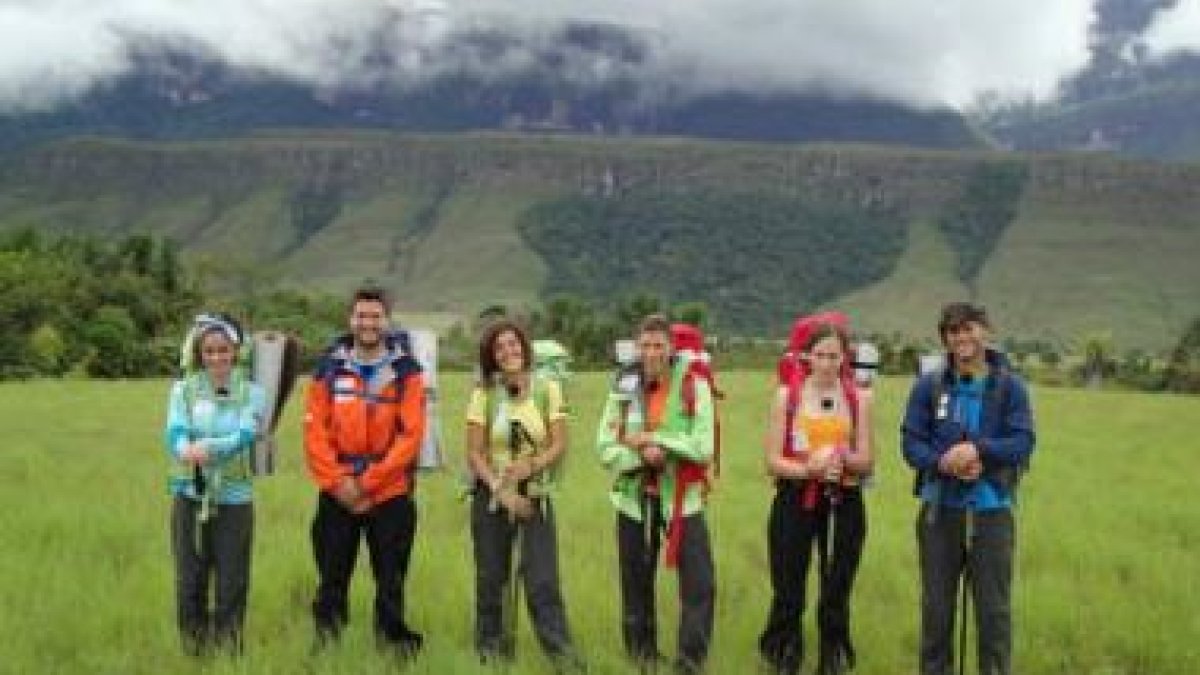 Imagen del grupo de concursantes en el programa de aventura 'Desafío vertical'.