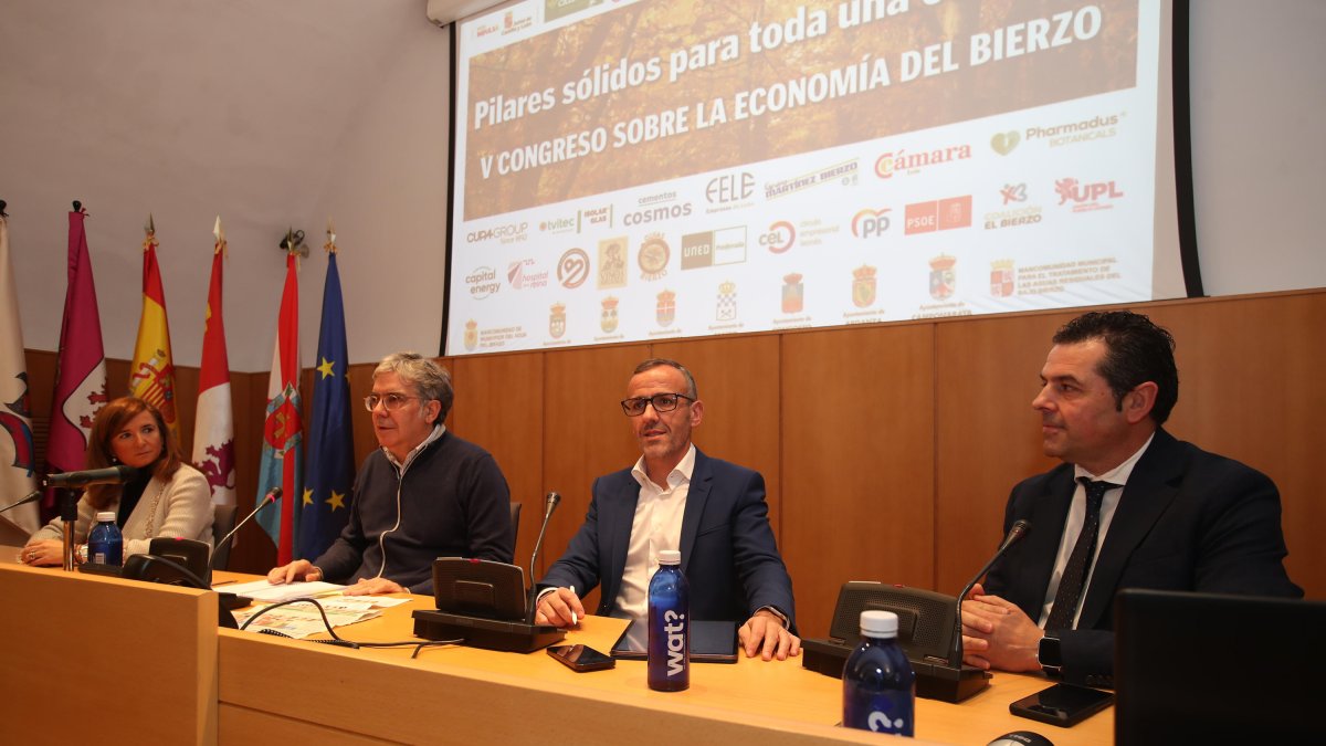 Vanesa Capilla, Manuel Félix, José Martínez y Javier Morán, en la mesa de debate. L. DE LA MATA