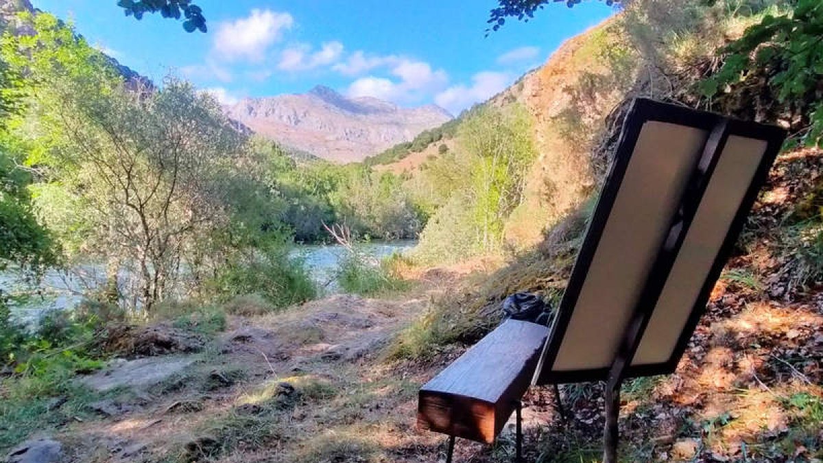 Uno de los bancos con vistas a la montaña y al río Esla, en Las Salas. DL