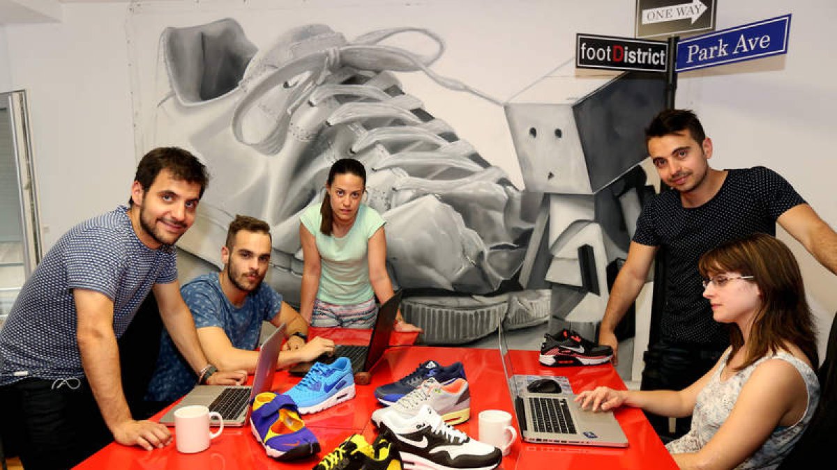 La venta de zapatillas por Internet se ha demostrado un buen negocio para los seis jóvenes emprendedores leoneses .