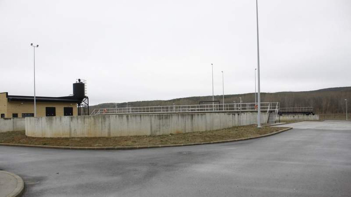 Instalaciones de la estación de depuración de aguas del municipio de Cistierna. CAMPOS