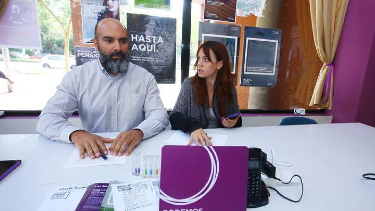 Los procuradores Ricardo López y Lorena González, durante la exposición de las propuestas de Podemos Castilla y León.