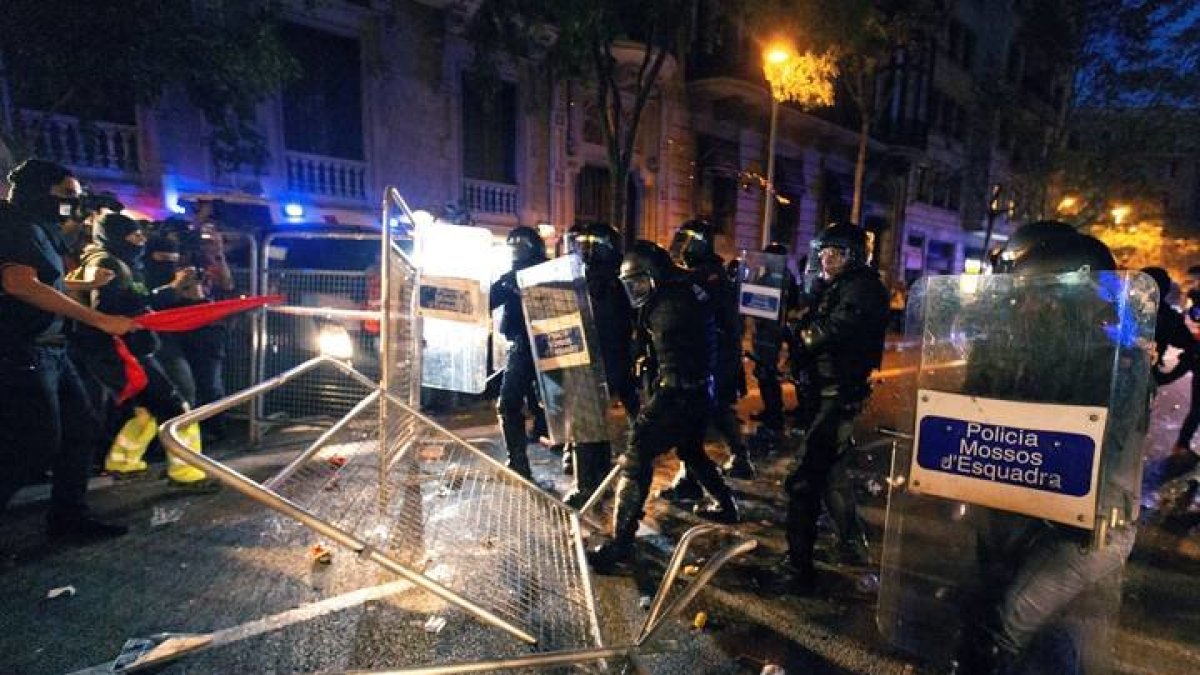 La policía protege la Delegación del Gobierno de Barcelona durante la manifestación. ENRIC FONTCUBERTA