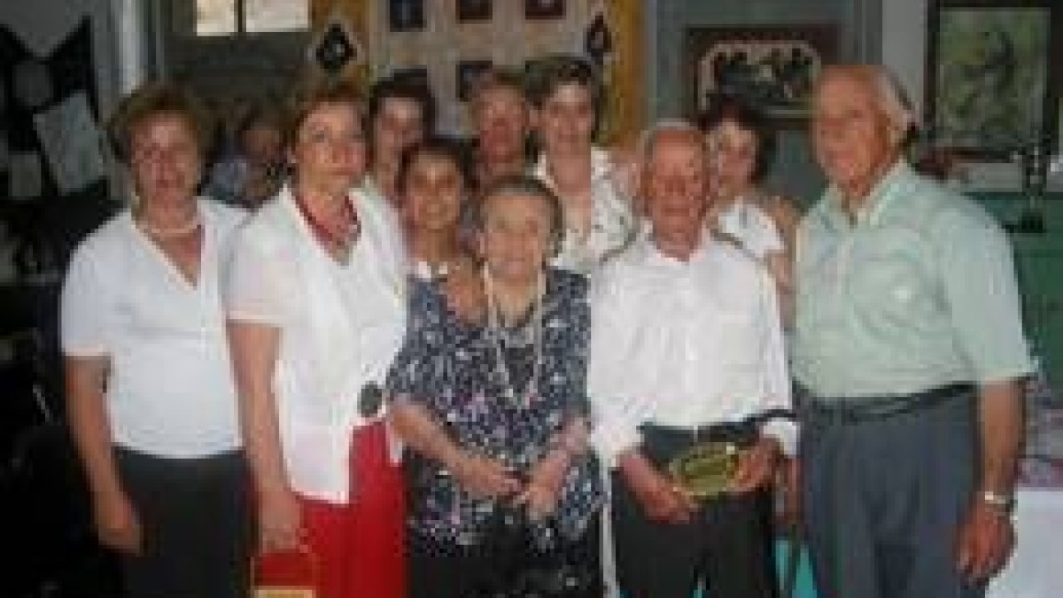 Ángela Bermejo y Leonardo Gil, en el centro, fueron homenajeados por todo el pueblo
