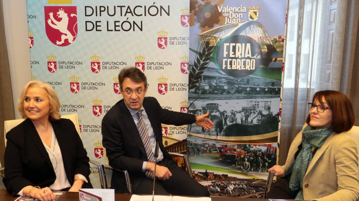 La concejala de Ferias y Mercados, el alcalde y la técnico municipal presentaron ayer la feria. RAMIRO