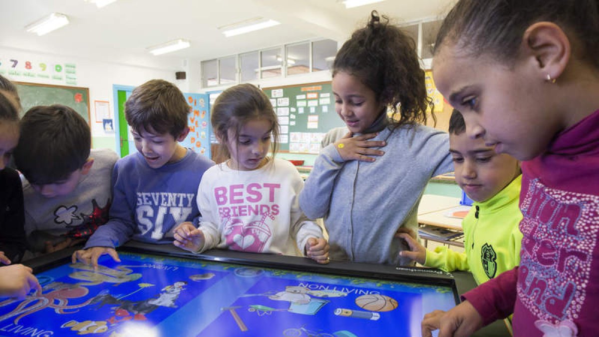 El colegio público Gumersindo de Azcárate dispone de numerosas herramientas tecnológicas para favorecer aprendizaje e inclusión. FERNANDO OTERO