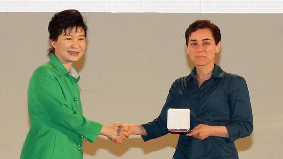 Maryam Mirzakhani (derecha) recibe la medalla Fields, el 'Nobel' de matemáticas.