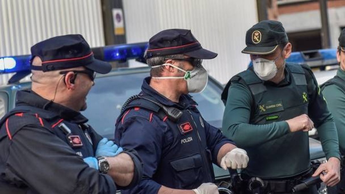 Policía (Ertzaintza) y Guardia Civil en Bilbao. MIGUEL TOÑA