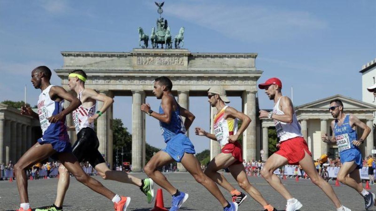 Javi Guerra, en el grupo delantero, cruza ante la Puerta de Brandenburgo.