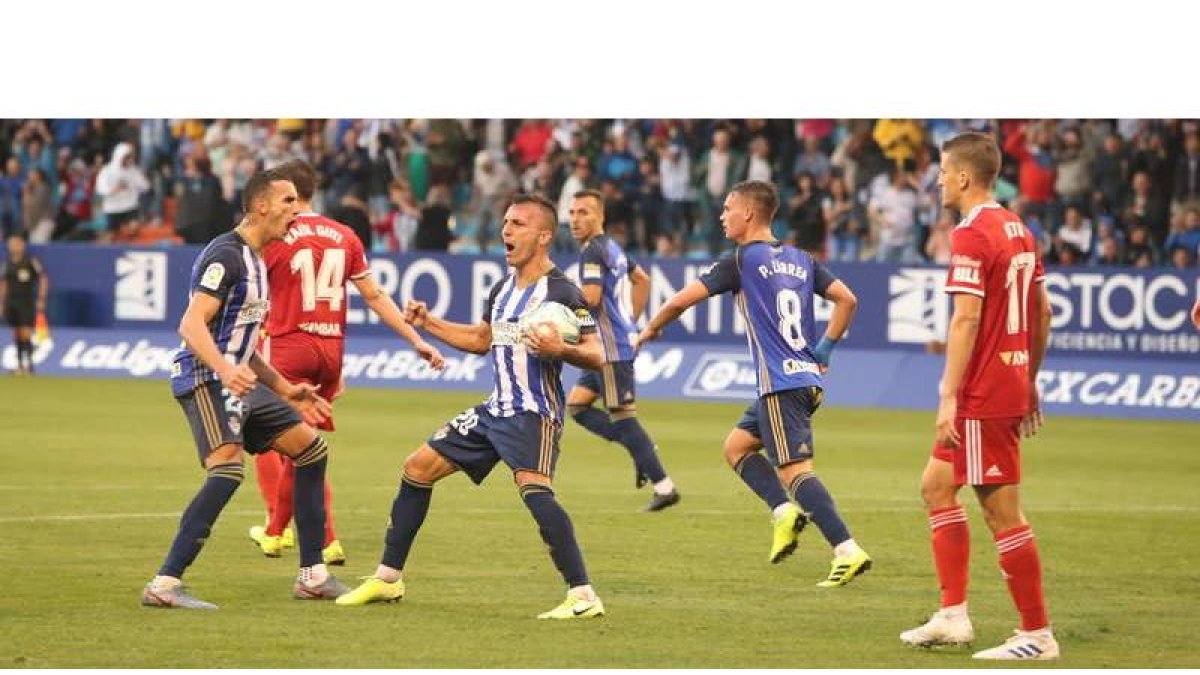 Pablo Valcarce celebra como recoge la imagen el gol del empate de la Deportiva. En la primera mitad se le anuló un gol al consultar el colegiado el vídeo-arbitraje. ANA F. BARREDO.