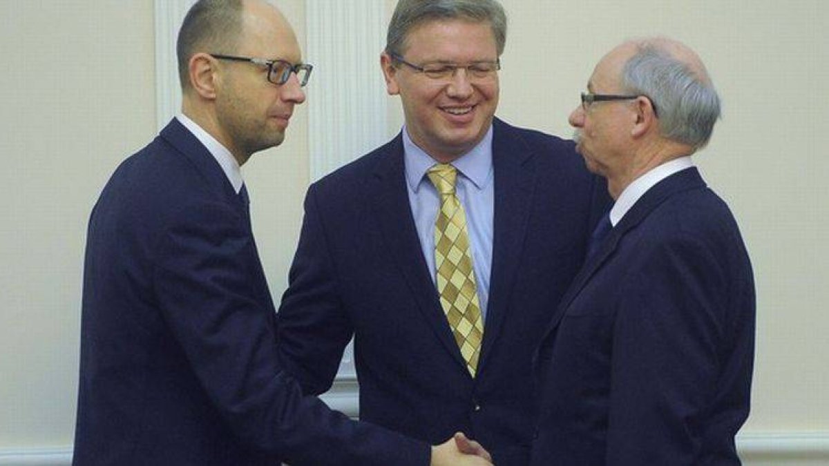 El primer ministro de Ucrania, Arseny Yatseniuk, (izquierda), con Stefan Fuele y Janusz Lewandowski, miembros de la Comisión Europea, el pasado miércoles en Kiev.