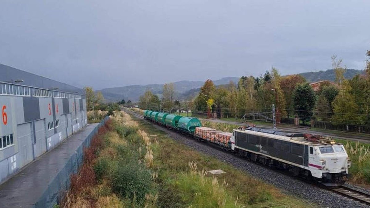 Composición con vagón de pizarra que calibró el trayecto entre León y Santander la pasada semana. PEDRO ARROYO