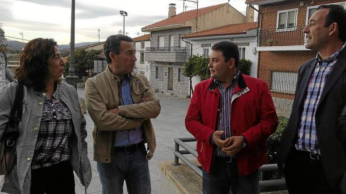 Antolín Sanz, segundo por la izquierda, con algunos alcaldes del Alberche Pinares en Villanueva de Ávila.