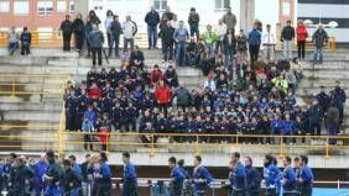 Escolares de Ponferrada acudieron ayer al entrenamiento de la Deportiva en el Colomán Trabado