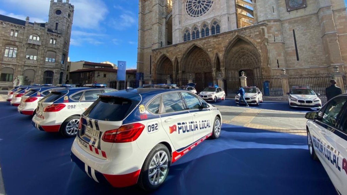 La nueva flota de la Policía Local, hoy en la Catedral. RAMIRO