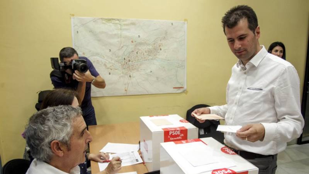 El candidato a la Secretaria regional del PSOE Luis Tudanca, emite su voto en la sede socialista en Burgos