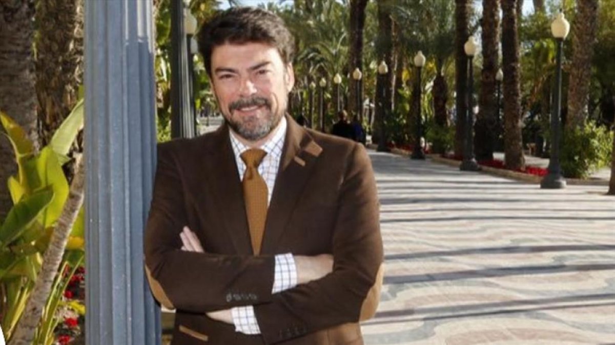 Luis Barcala, nuevo alcalde de Alicante tras el voto en blanco de la tránsfuga Nerea Belmonte.