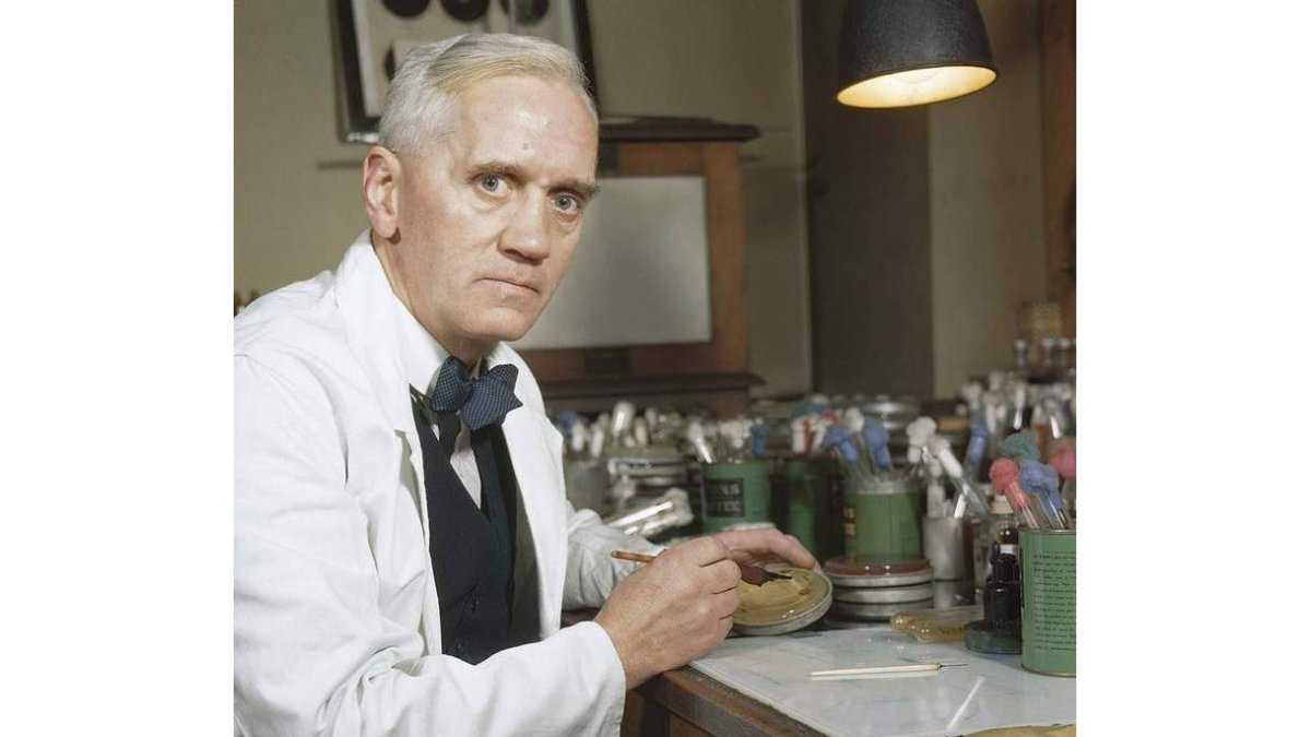 El científico escocés Alexander Fleming, en su laboratorio. DL