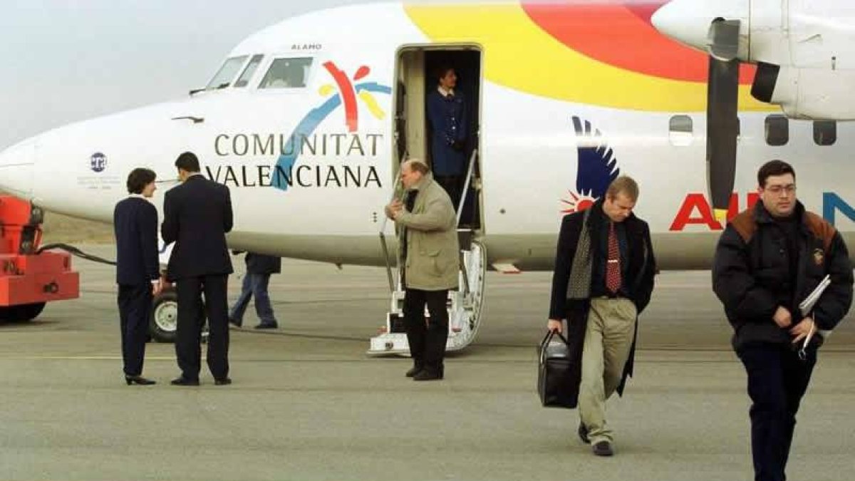Imagen de los primeros pasajeros de la ruta a Madrid, que se estrenó el 29 de noviembre de 1999, doce años después finaliza.