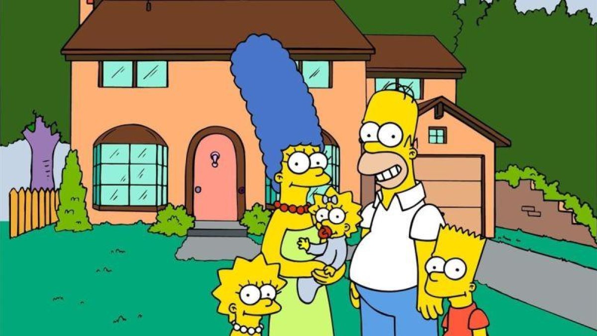 Los protagonistas de la serie de dibujos animados Los Simpson frente a su casa.