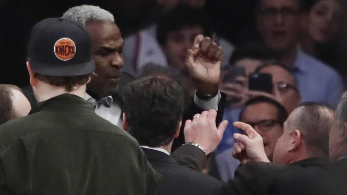 El exjugador de los Knicks, Charles Oakley, durante su trifulca en el Madison Square Garden.