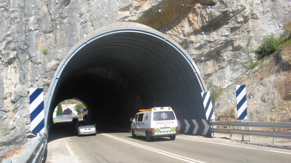 Imagen de archivo de un túnel en la N-630 en La Pola de Gordón. DL