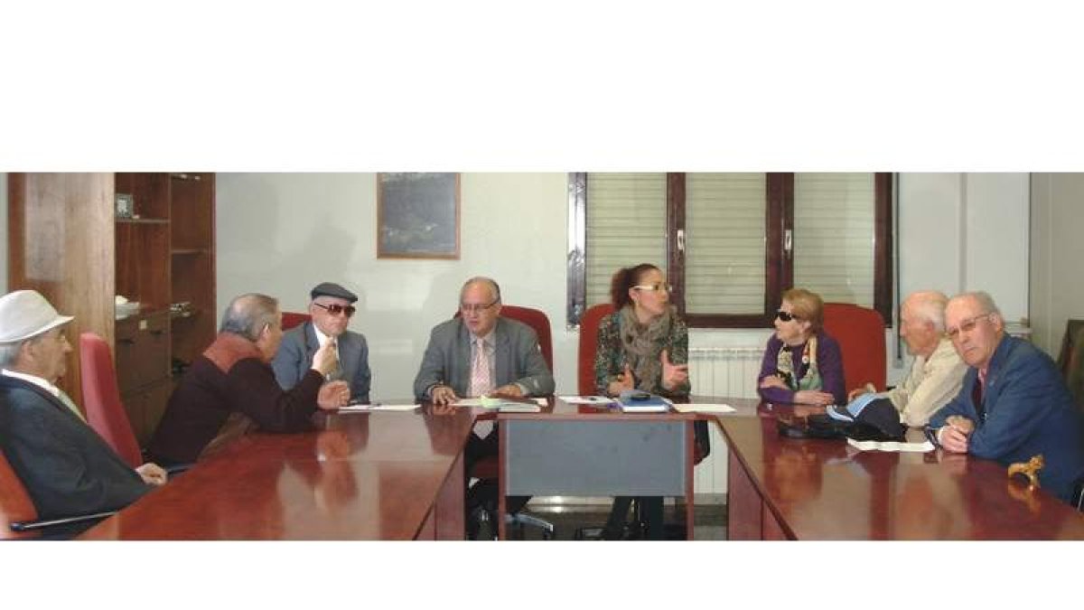 Imagen de la reunión mantenida entre el concejal con el Consejo de Mayores en el Ayuntamiento de Villaquilambre.
