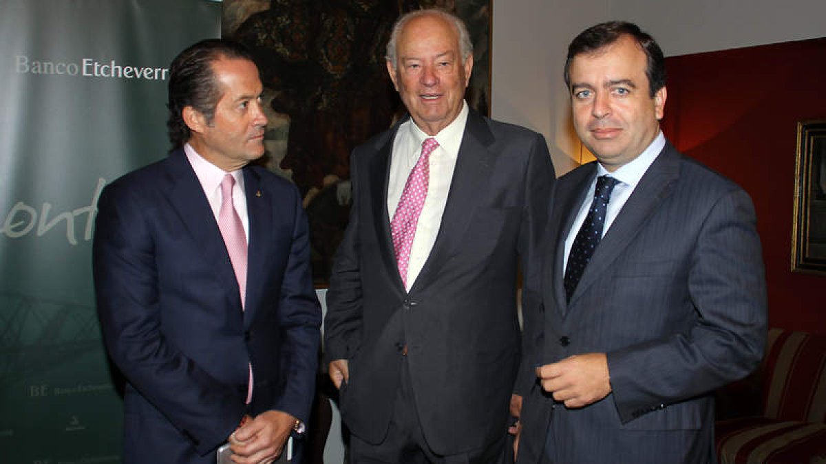 Carlos Escotet, presidente de Banesco, Javier Etchevarría, presidente del Banco Etcheverría y Francisco Botas, consejero delegado.