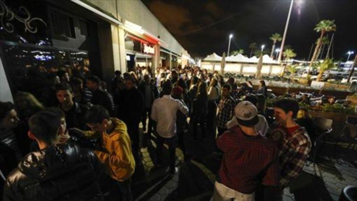 Ambiente habitual en el Port Olímpic en las noches de los viernes.