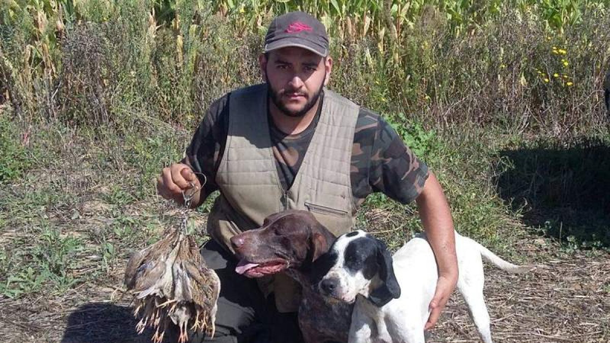 Adrián Álvarez con sus dos perros y una percha de codornices. DL