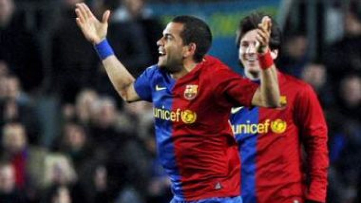 Alves, celebra un gol junto a Messi, confía en que el Barça lo gane todo