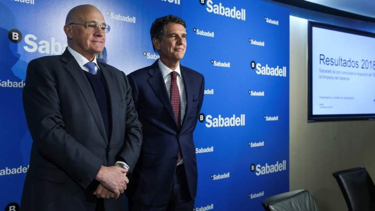 El presidente del banco, Josep Oliu, y el consejero delegado del grupo, Jaime Guardiola. EMILIO NARANJO