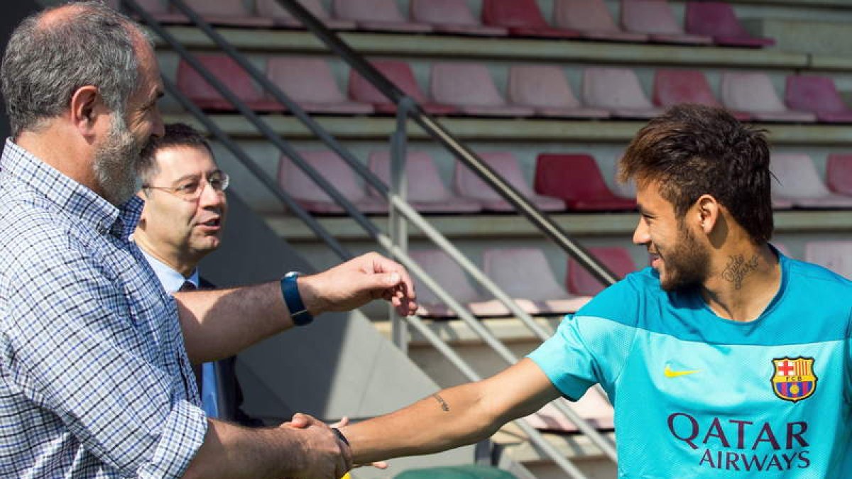 Bartomeu, en el centro, junto al director deportivo, Zubizarreta, saludan a Neymar